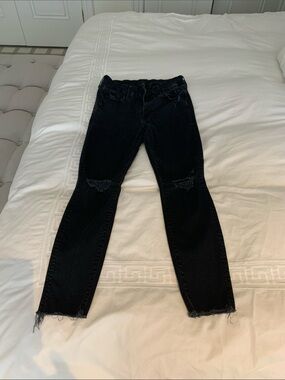 Black Skinny Jeans with Distressed Knees